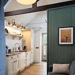 Деревянный коттедж Corcreggan Mill B&b, Self-catering & Glamping Данфанахи
